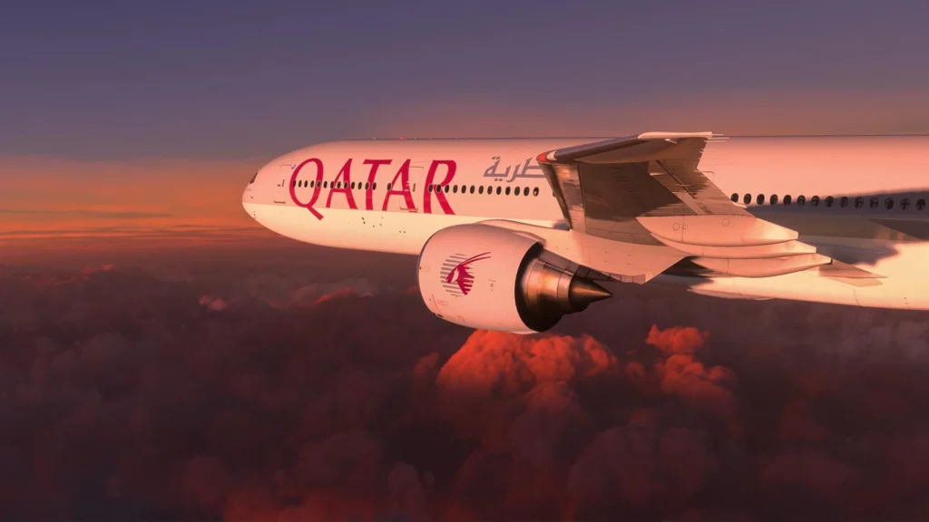 طائرة تابعة لطيران الخطوط الجوية القطرية تُحلّق في السماء ، ترمز إلى الفخامة والتنافس بين أقوى شركتين في مجال الطيران الخليجي.