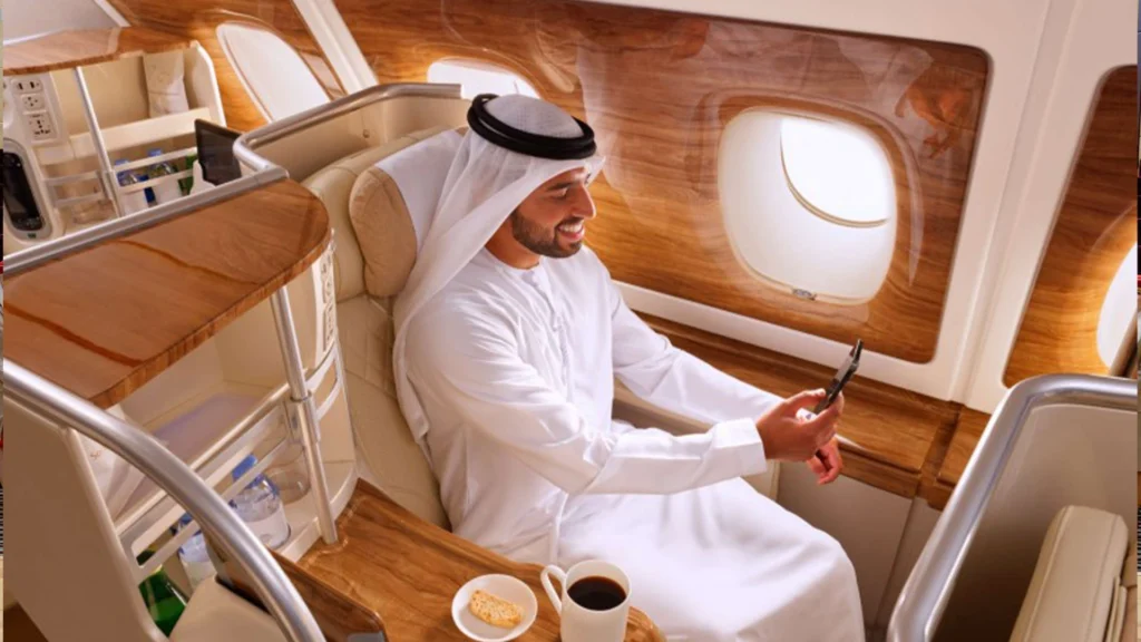 مقعد مريح في درجة رجال الأعمال أو الدرجة الاقتصادية بطائرة تابعة لطيران الإمارات ، يُظهر التصميم الأنيق ومساحة الأرجل الواسعة ضمن تجربة سفر راقية.